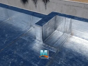 Techista instalando membranas para techos Mar del Plata con control técnico incluido