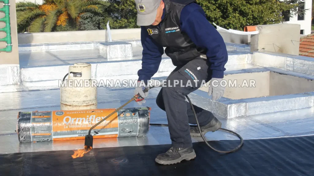 Colocación de membrana con aluminio en techos de Mar del Plata